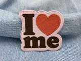 I Love Me Patch auf blauer Jeans