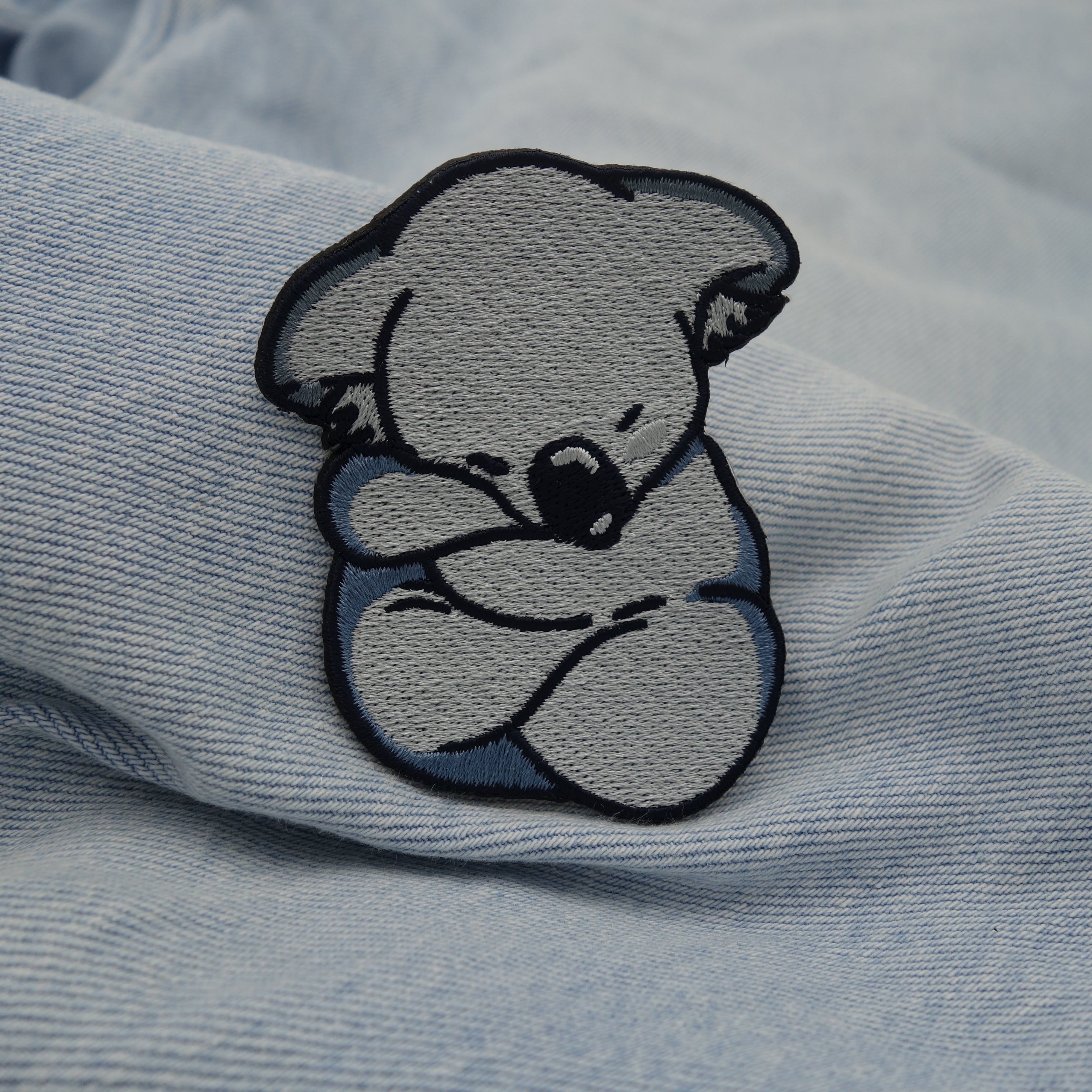 Koala Patch auf heller blauer Jeans