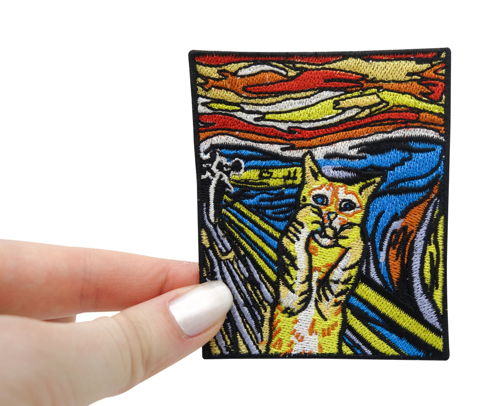 Frauenhand hält den Katzen Patch 