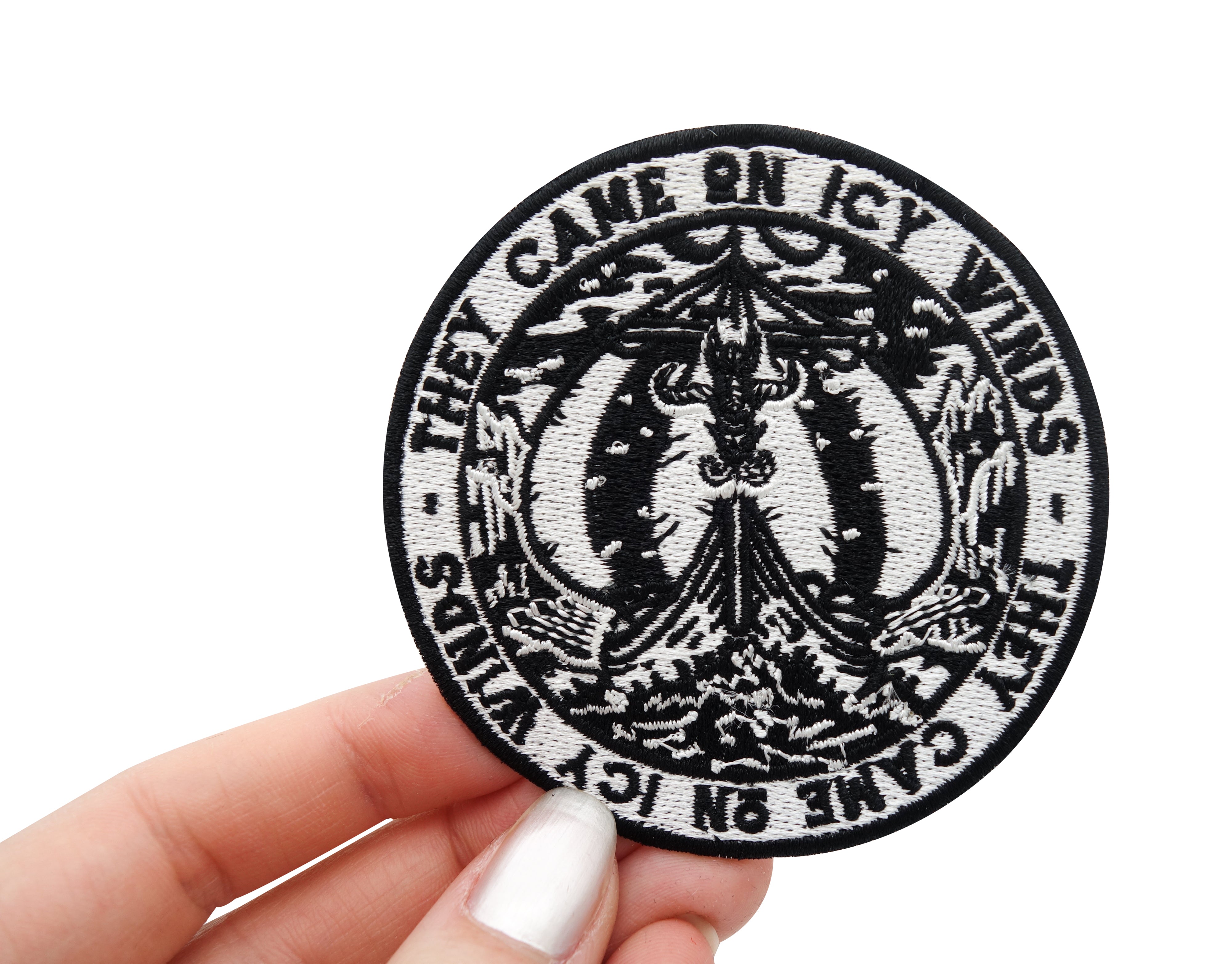 Frauenhand hält den Wikinger Schiff Patch 