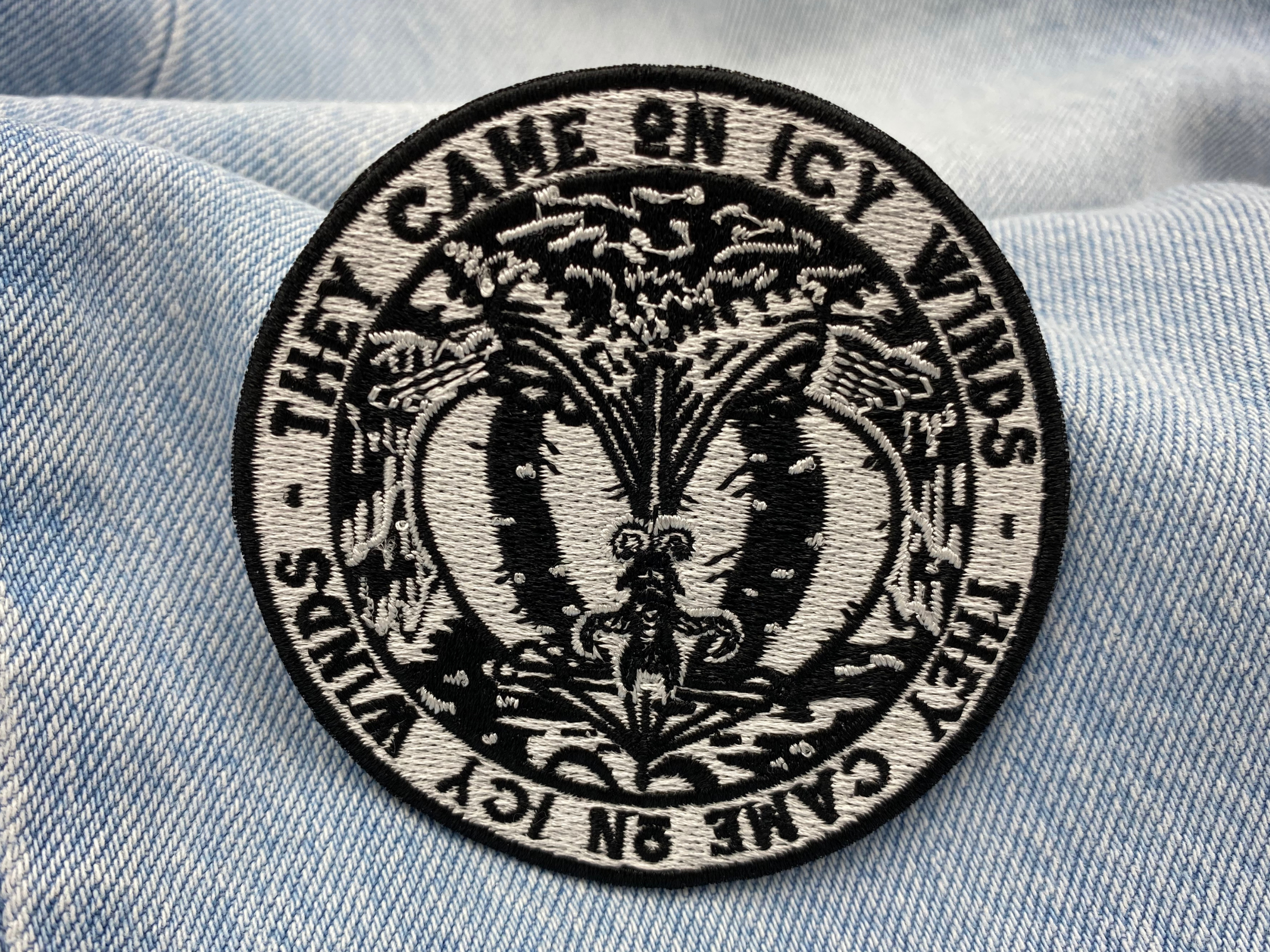 Wikinger Schiff Patch auf blauer Jeans