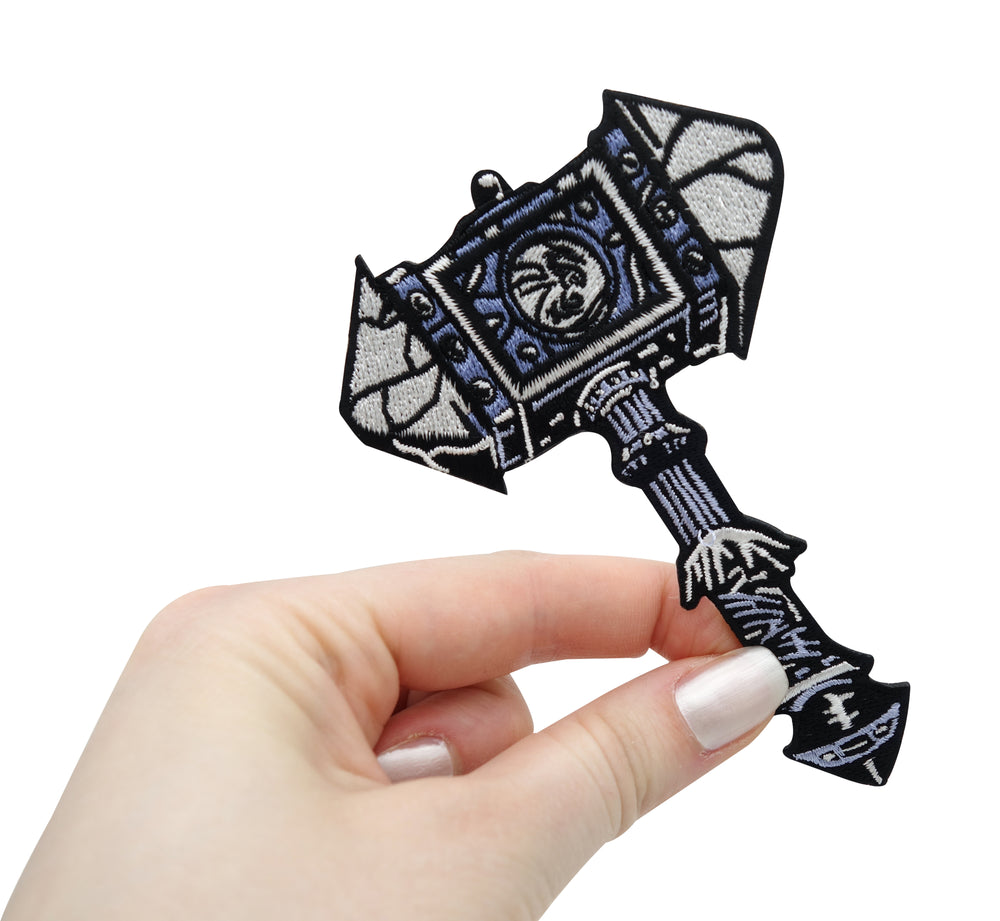 Frauenhand hält den Wikinger Hammer Patch 