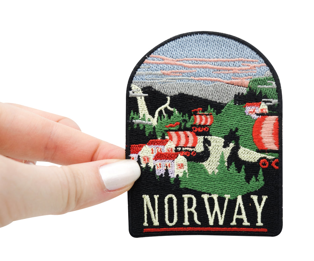 Frauenhand hält den Norwegen Patch 