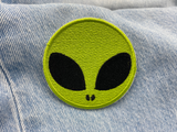 Alien Kopf Patch auf blauer Jeans