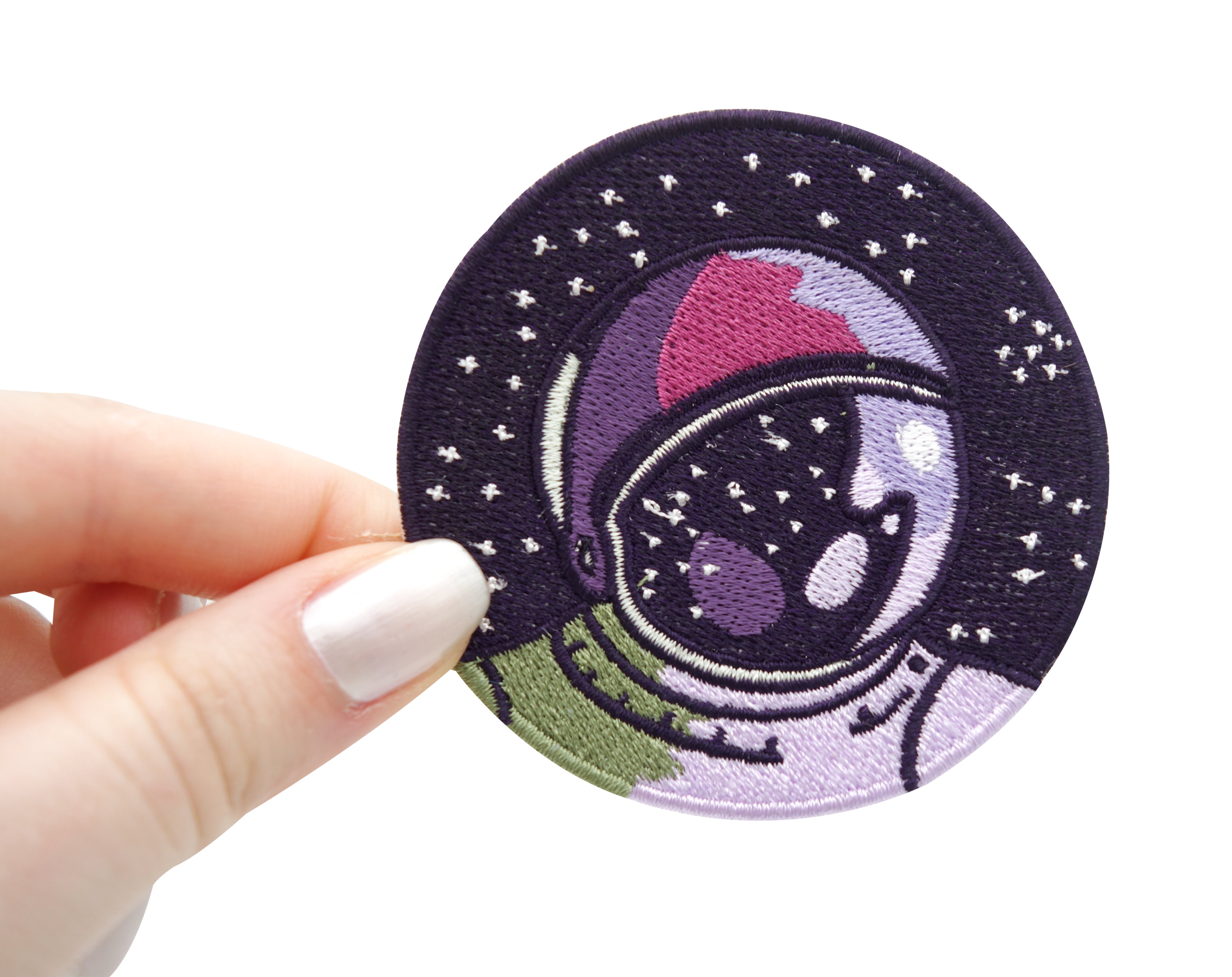 Astronaut Patch gehalten von einer Frauenhand