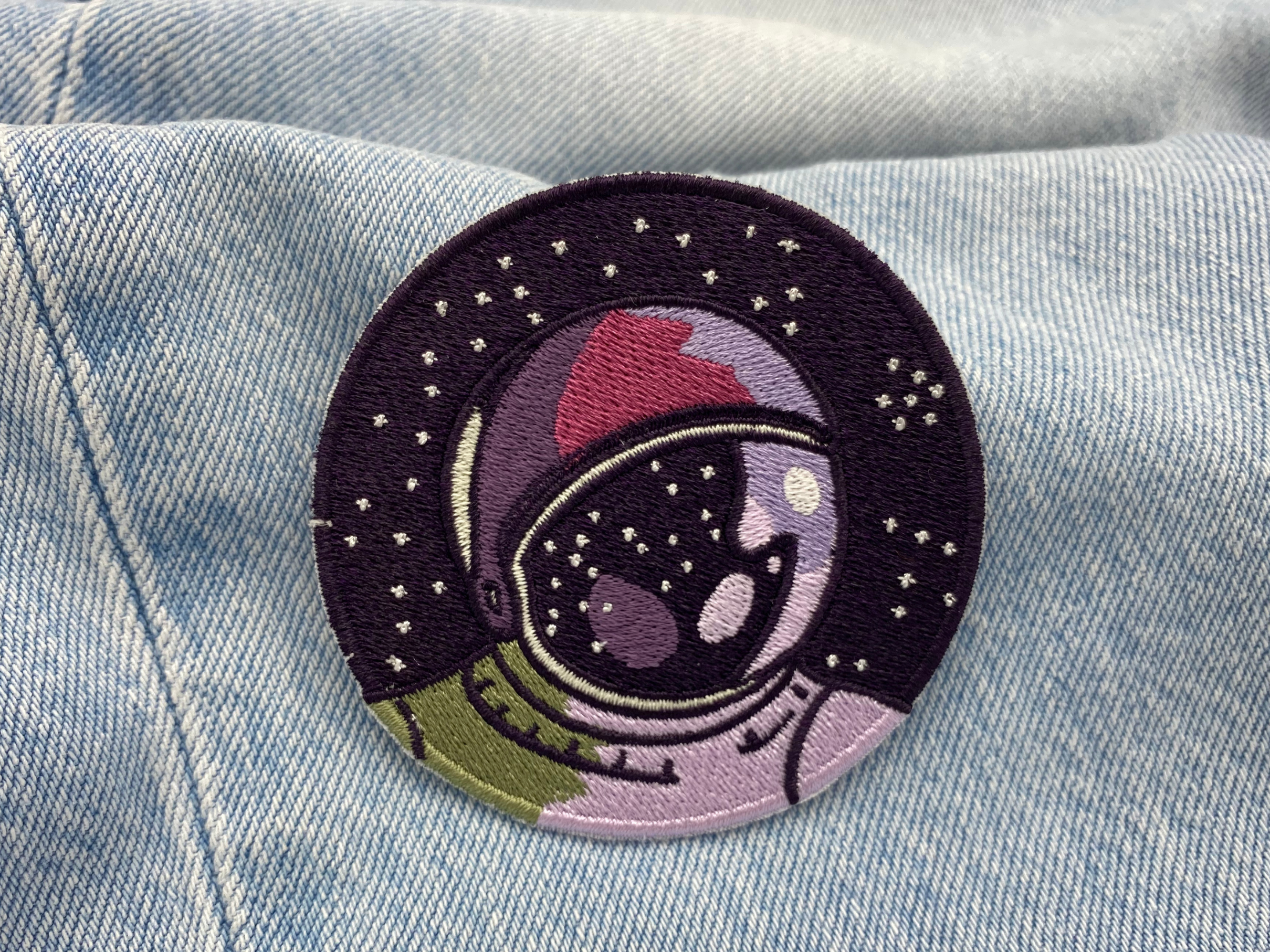 Astronaut Patch auf blauer Jeans