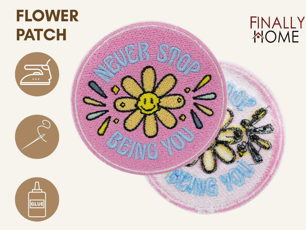 Vorder- und Rückseite des Patches, mit Bügelfolie. „Finally Home“ Logo und Nutzungsoptionen: Aufbügeln, Aufnähen, Aufkleben mit Textilkleber