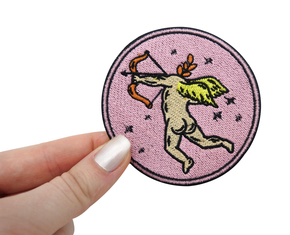 Engel ohne Kopf Patch gehalten von einer Frauenhand