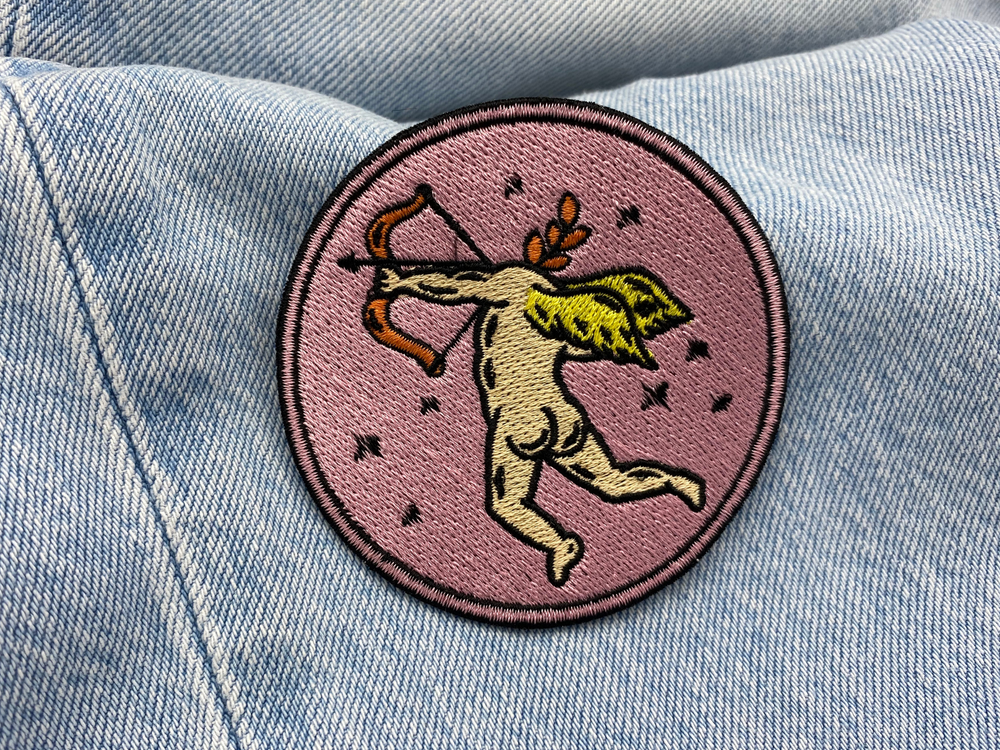 Engel ohne Kopf Patch auf blauer Jeans