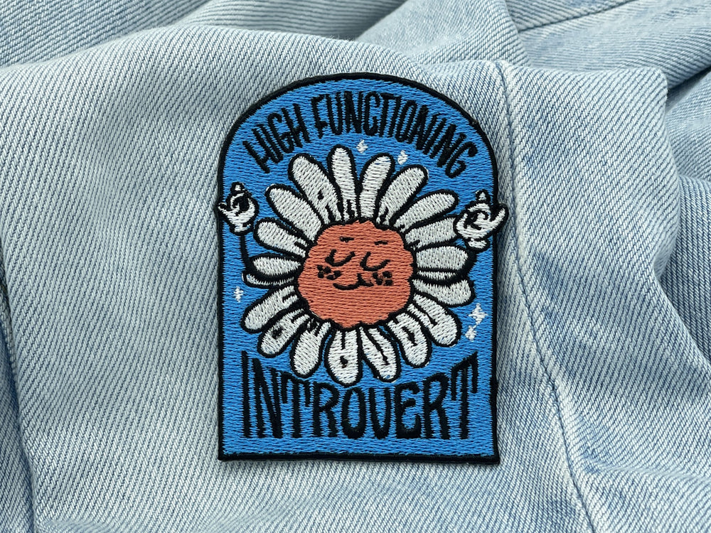 Blumen Spruch Patch auf heller blauer Jeans