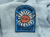 Blumen Spruch Patch auf heller blauer Jeans