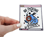 Frauenhand hält den Blume & Pilz Patch 