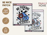 Vorder- und Rückseite des Patches, mit Bügelfolie. „Finally Home“ Logo und Nutzungsoptionen: Aufbügeln, Aufnähen, Aufkleben mit Textilkleber