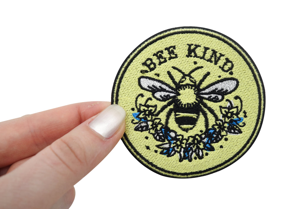 Bee Kind Patch  gehalten von einer Frauenhand