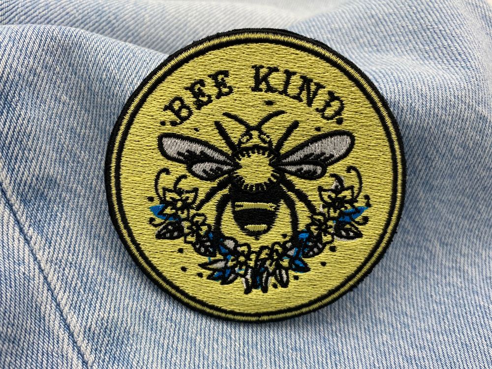 Bee Kind Patch auf blauer Jeans