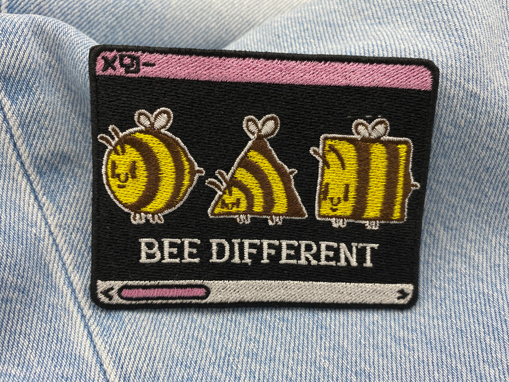 Bee Different Patch auf blauer Jeans