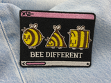 Bee Different Patch auf blauer Jeans