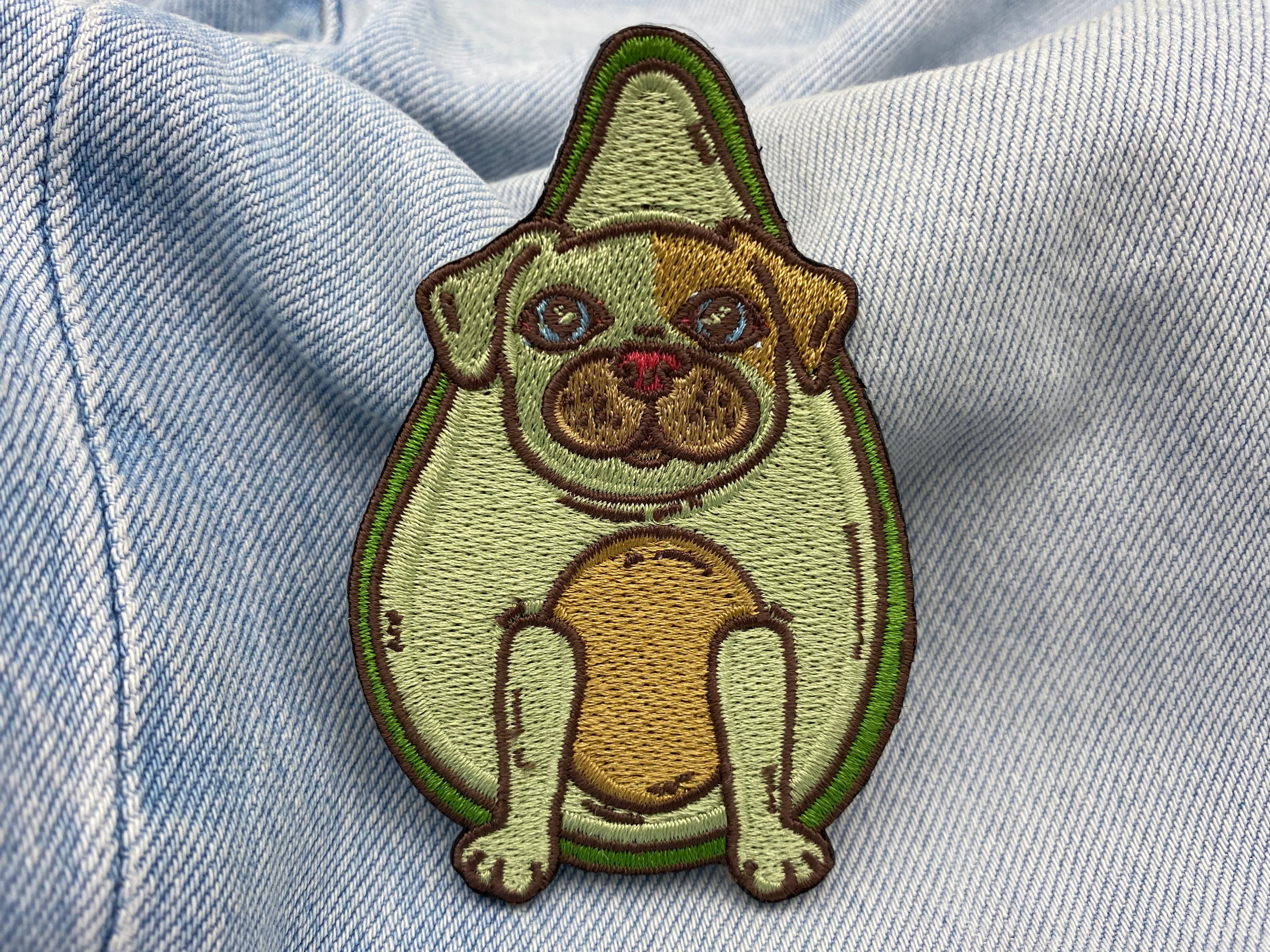 Avocado Hund Patch auf blauer Jeans