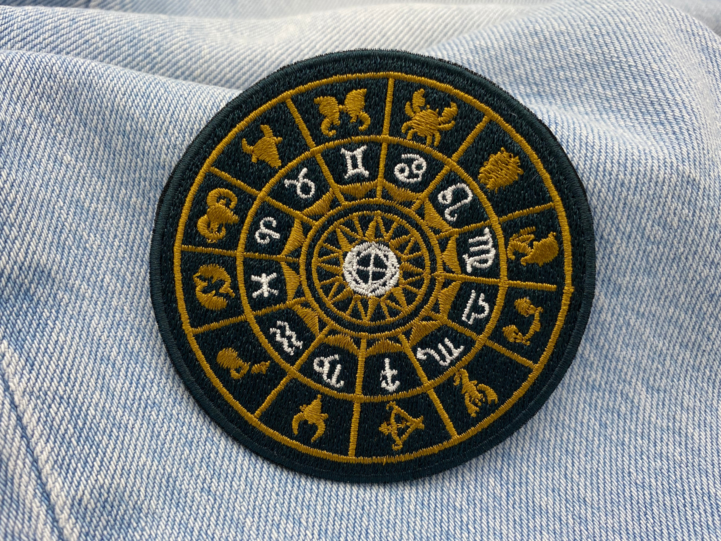 Astrologie Patch auf blauer Jeans