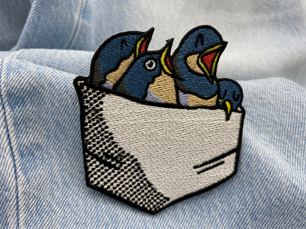 Baby Vögel Patch auf blauer Jeans 