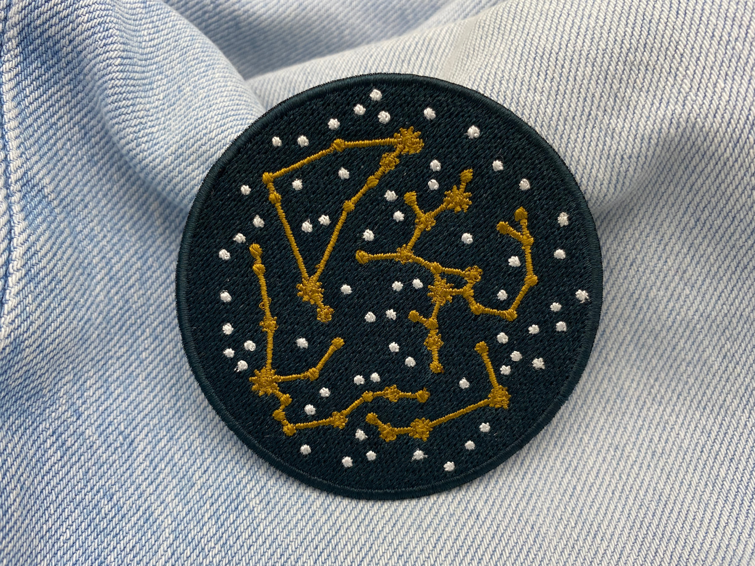 Sternenbilder Patch auf blauer Jeans
