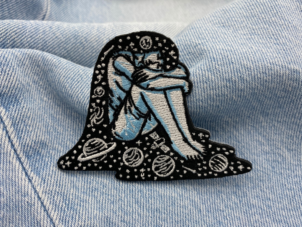 Frau mit Weltraum Haaren Patch auf blauer Jeans