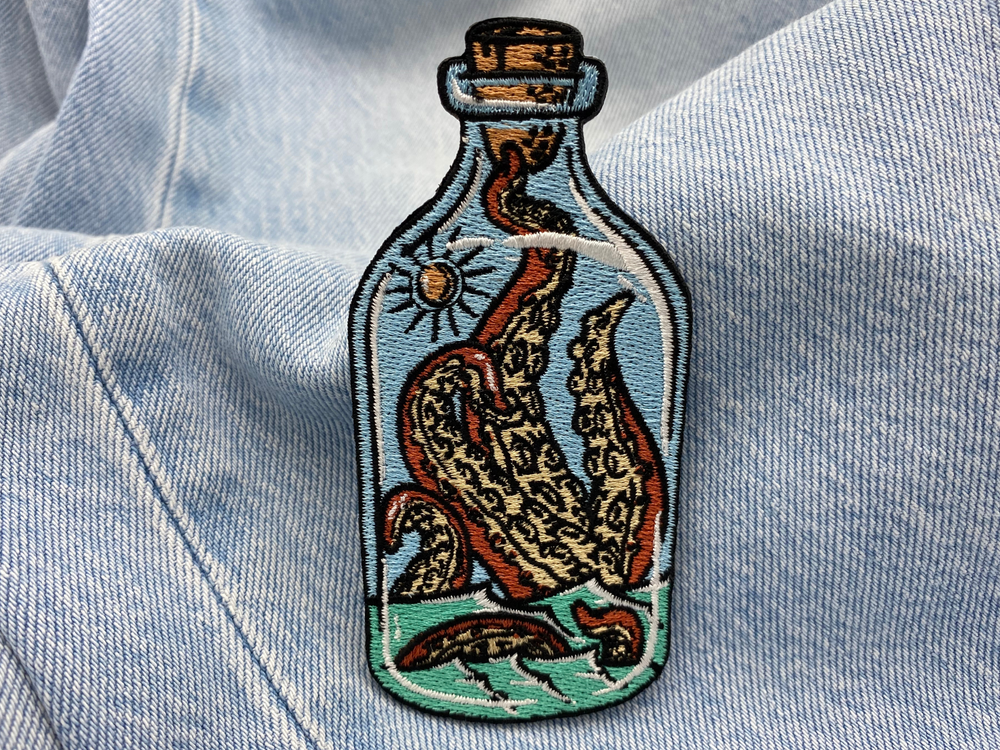 Krake in der Flsche Patch auf blauer Jeans