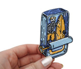 Skelett Surfer in Dose Patch gehalten von einer Frauenhand