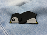 Pinguin Patch auf blauer Jeans