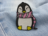 Pinguin Patch auf blauer Jeans
