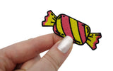 Bonbon Patch gehalten von einer Frauenhand
