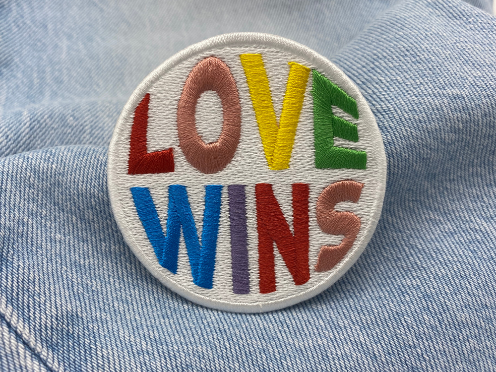 Love Wins Patch auf blauer Jeans