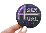 A Sexual Pride Patch gehalten von einer Frauenhand