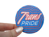 Trans Pride Patch gehalten von einer Frauenhand