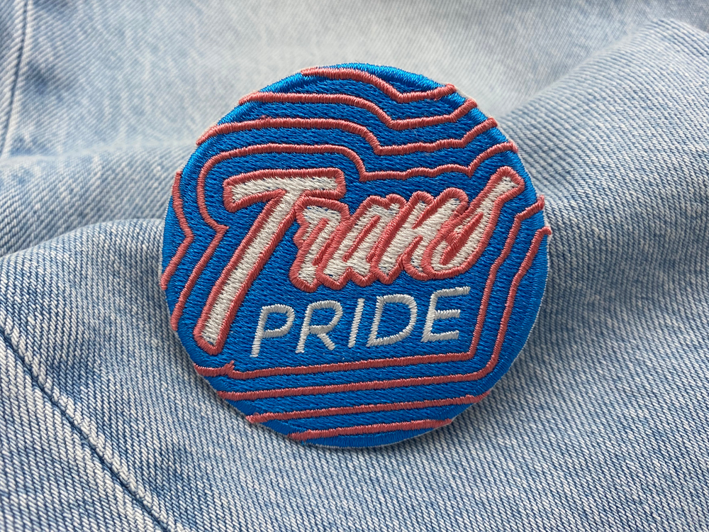 Trans Pride Patch auf blauer Jeans