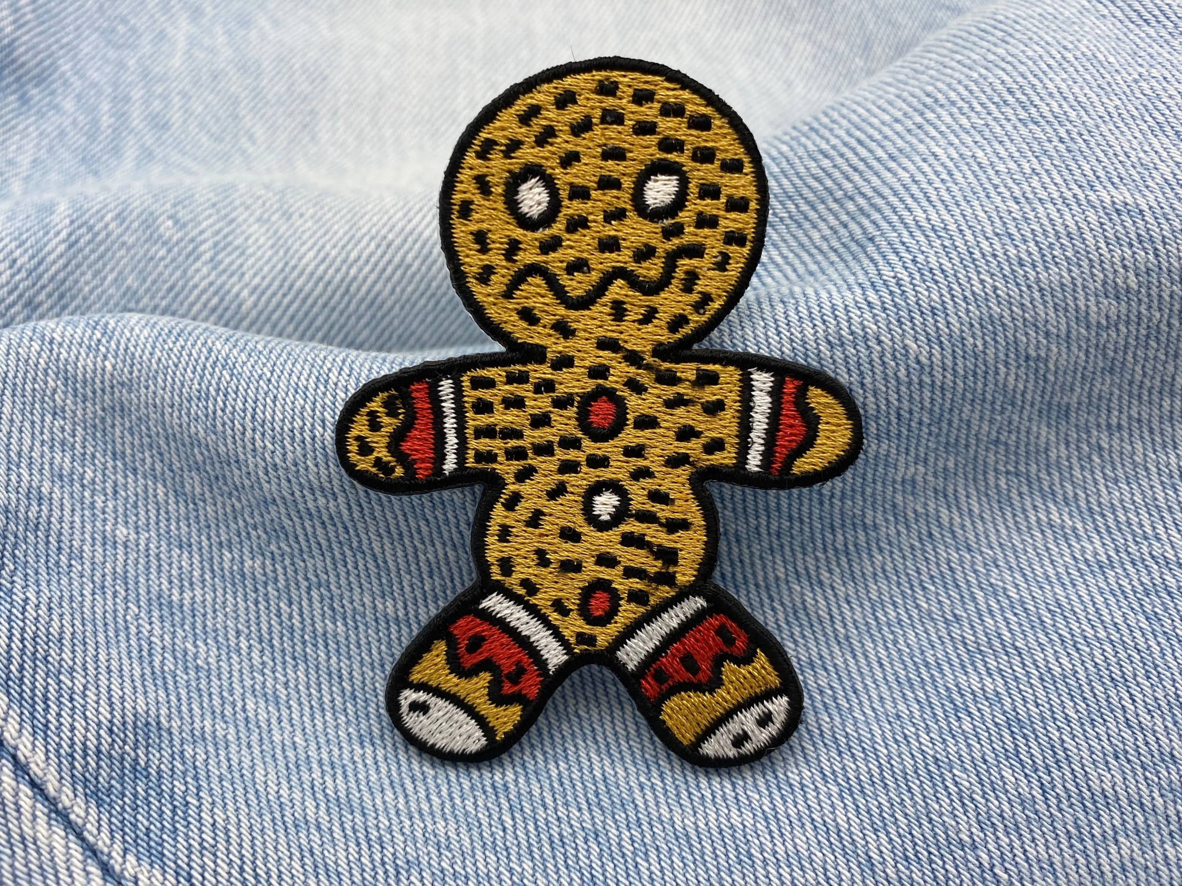 Lebkuchenmann Patch auf blauer Jeans
