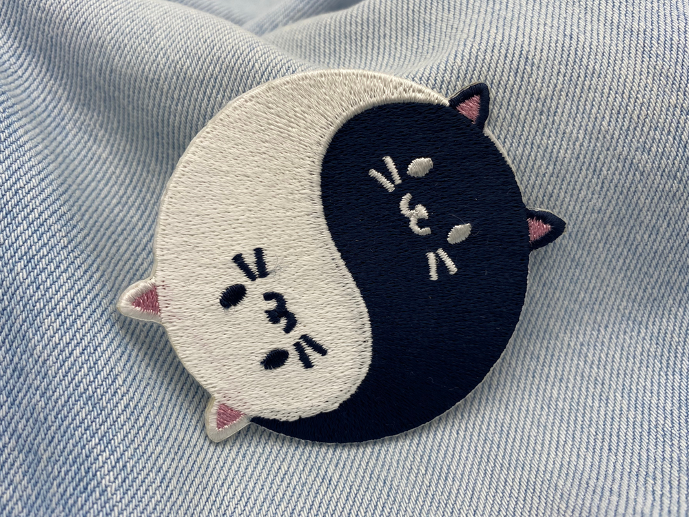 Yin & Yang Katzen Patch auf blauer Jeans