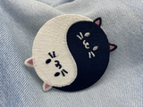 Yin & Yang Katzen Patch auf blauer Jeans