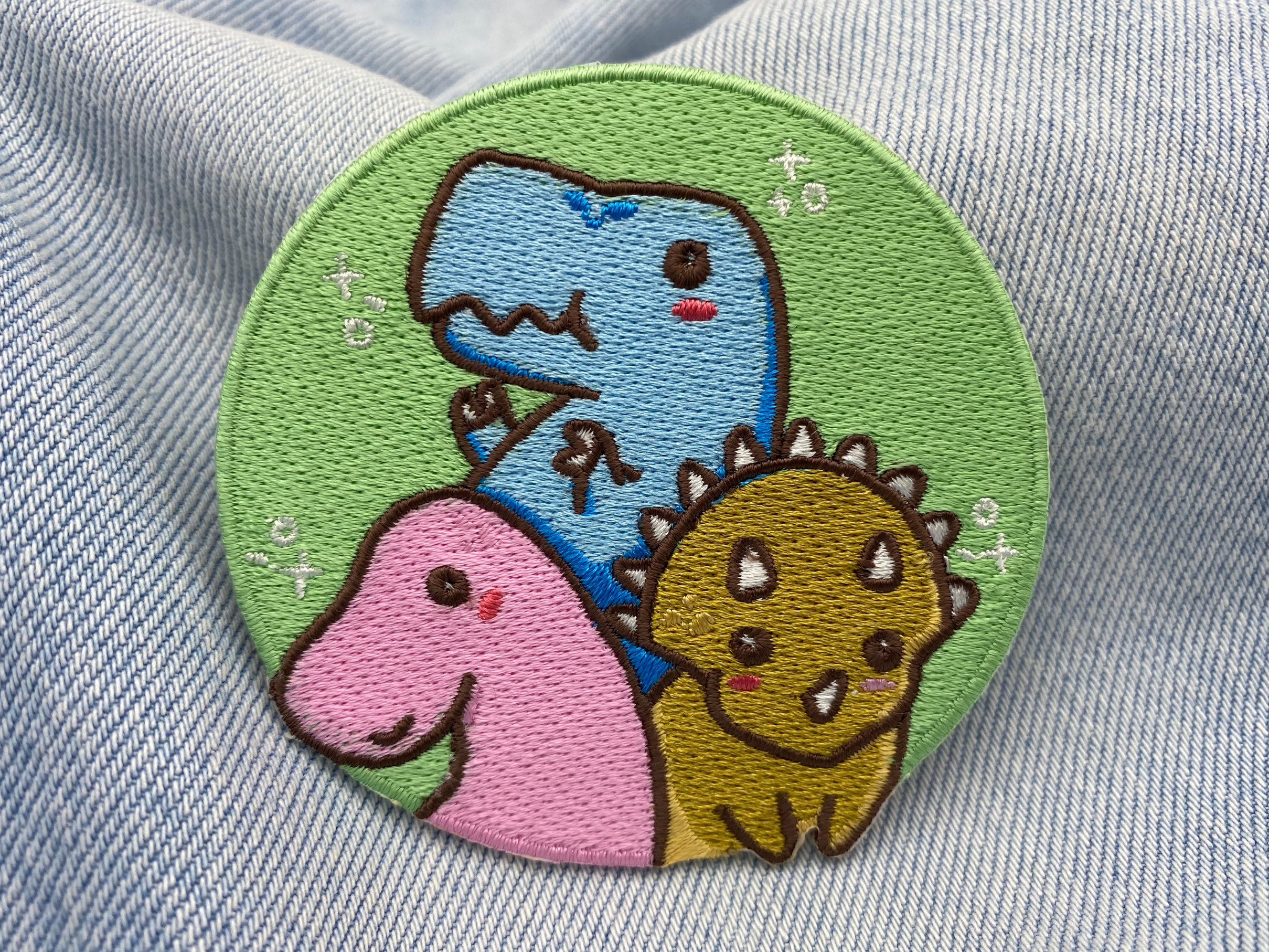 Dinosaurier Patch auf blauer Jeans
