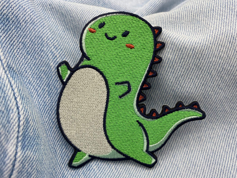 T-Rex Patch auf blauer Jeans