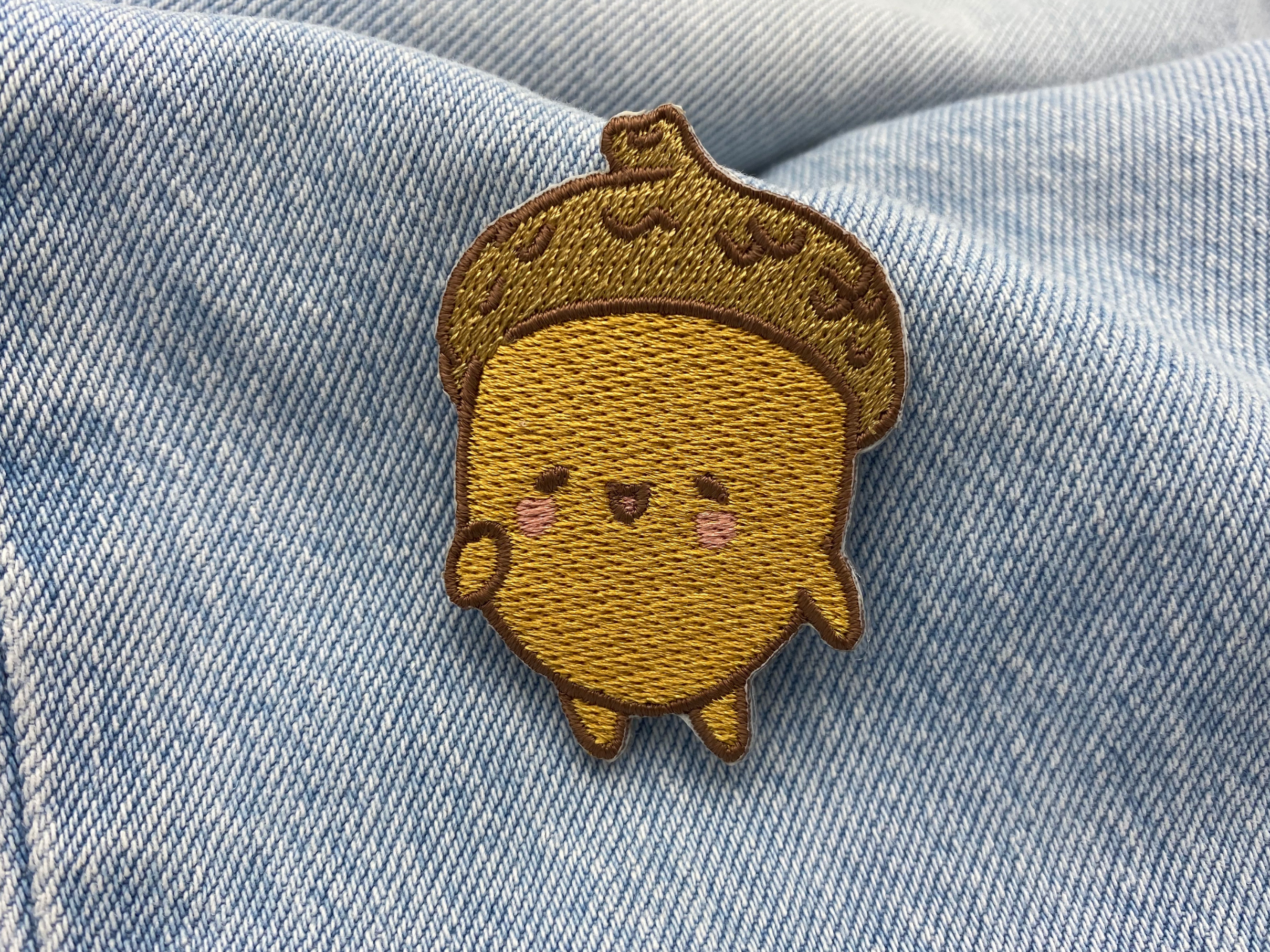 Kawaii Eichel Patch auf einer blauen Jeans