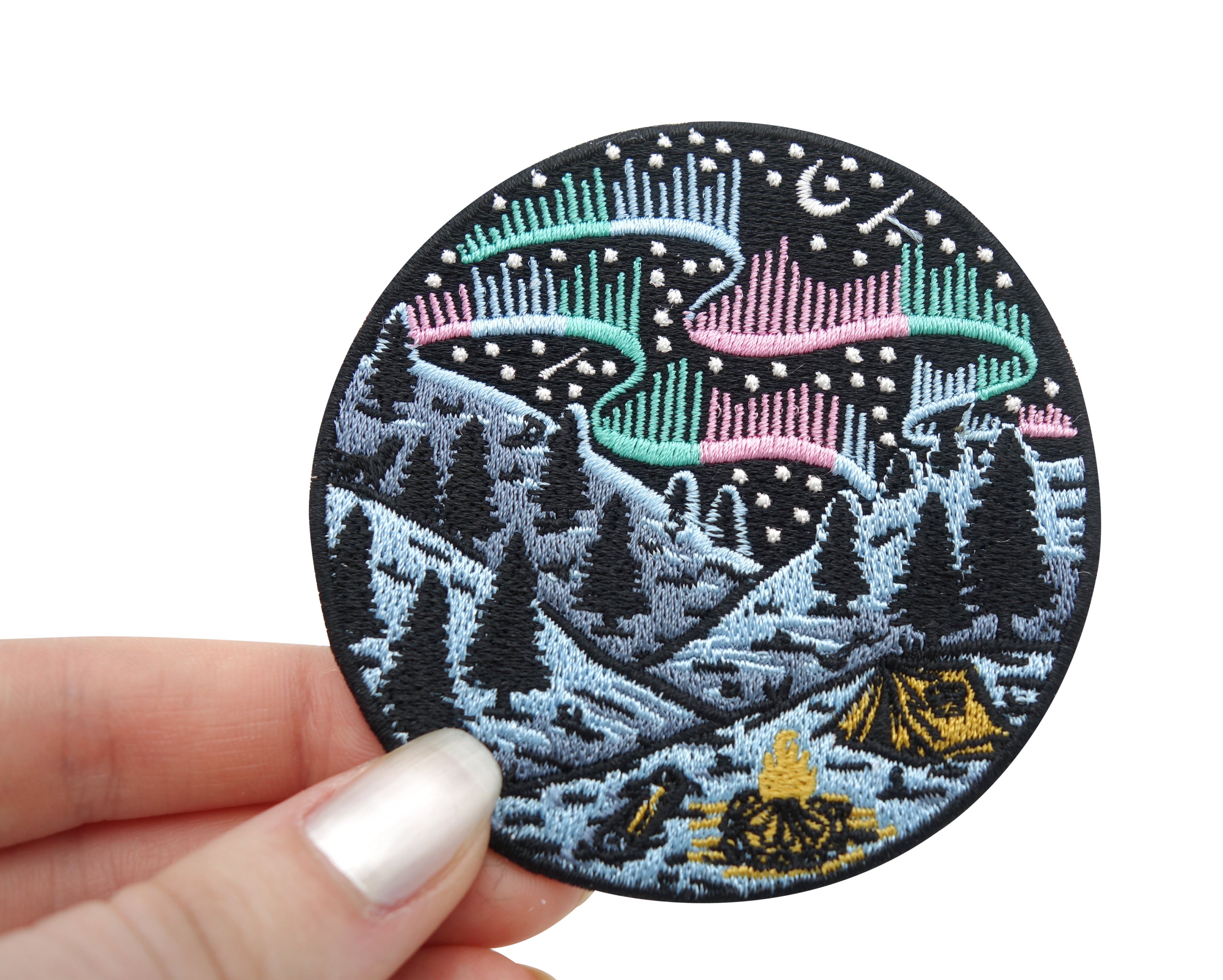 Frauenhand hält den Polarlichter Patch 
