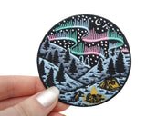 Frauenhand hält den Polarlichter Patch 