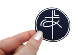 Kreuz & Fisch Patch gehalten von einer Frauenhand
