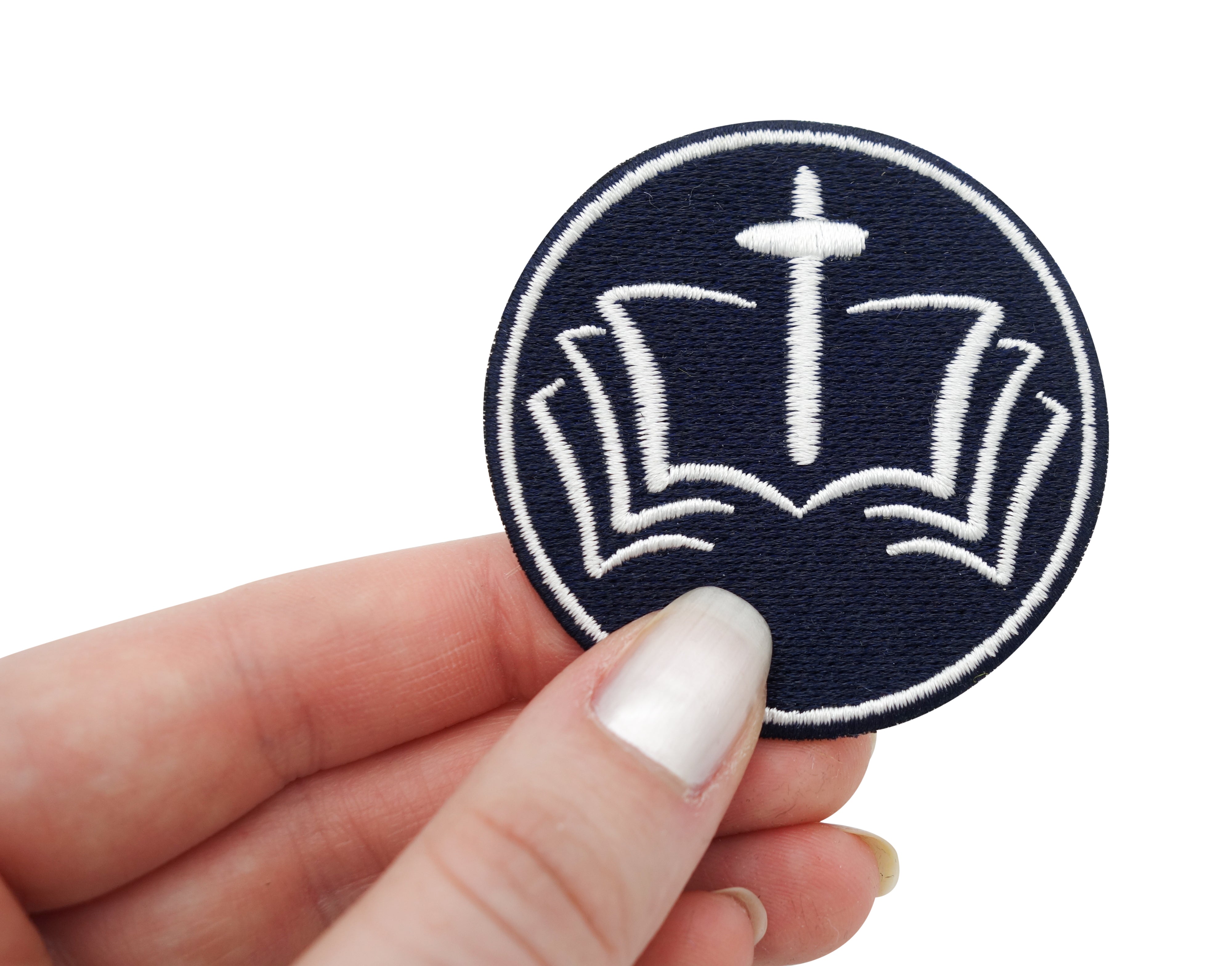 Bibel mit Kreuz Patch gehalten von einer Frauenhand