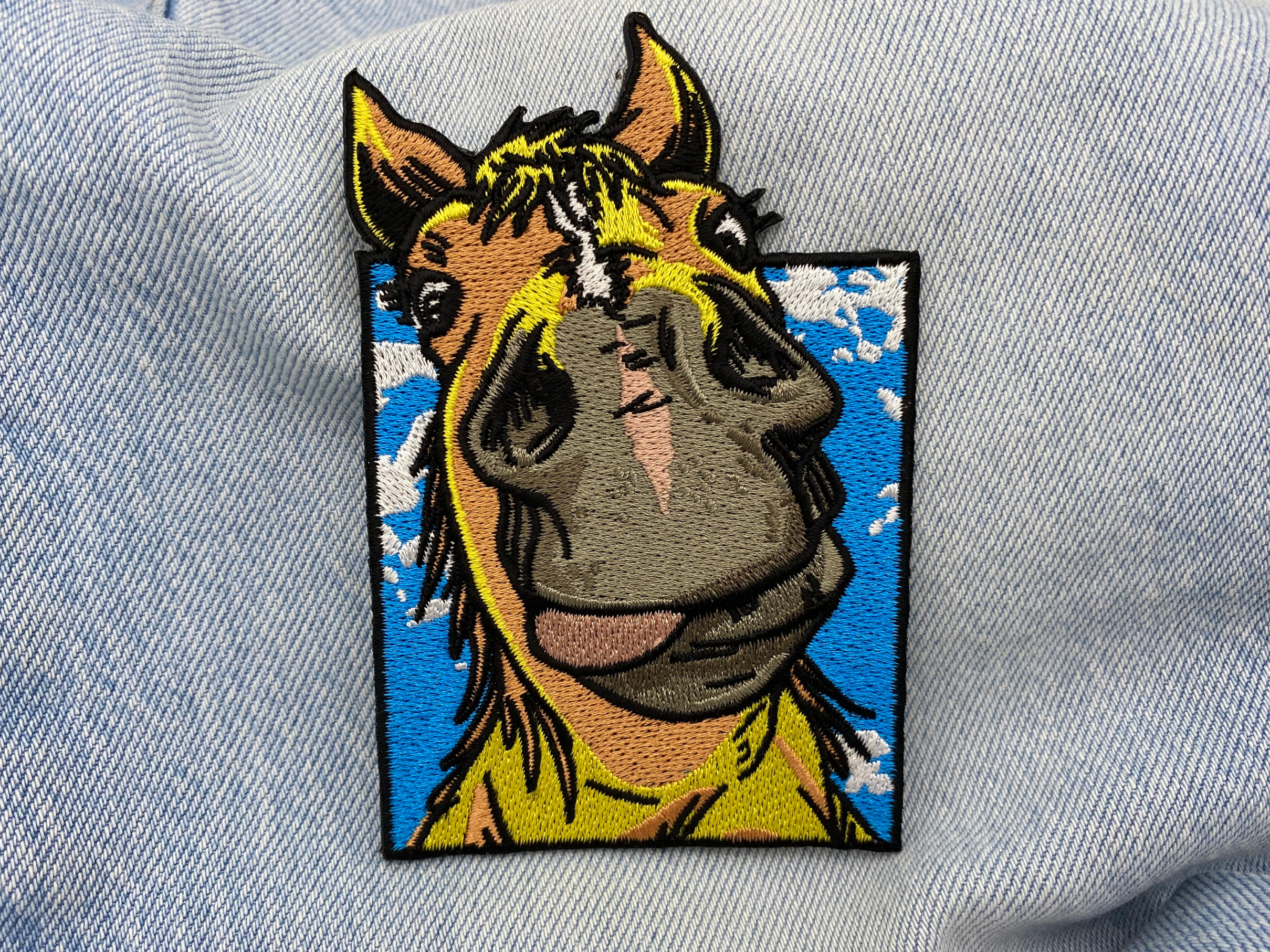 Pferdekopf Patch auf blauer Jeans