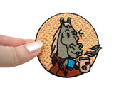 Pferd trinkt Kaffee Patch gehalten von einer Frauenhand