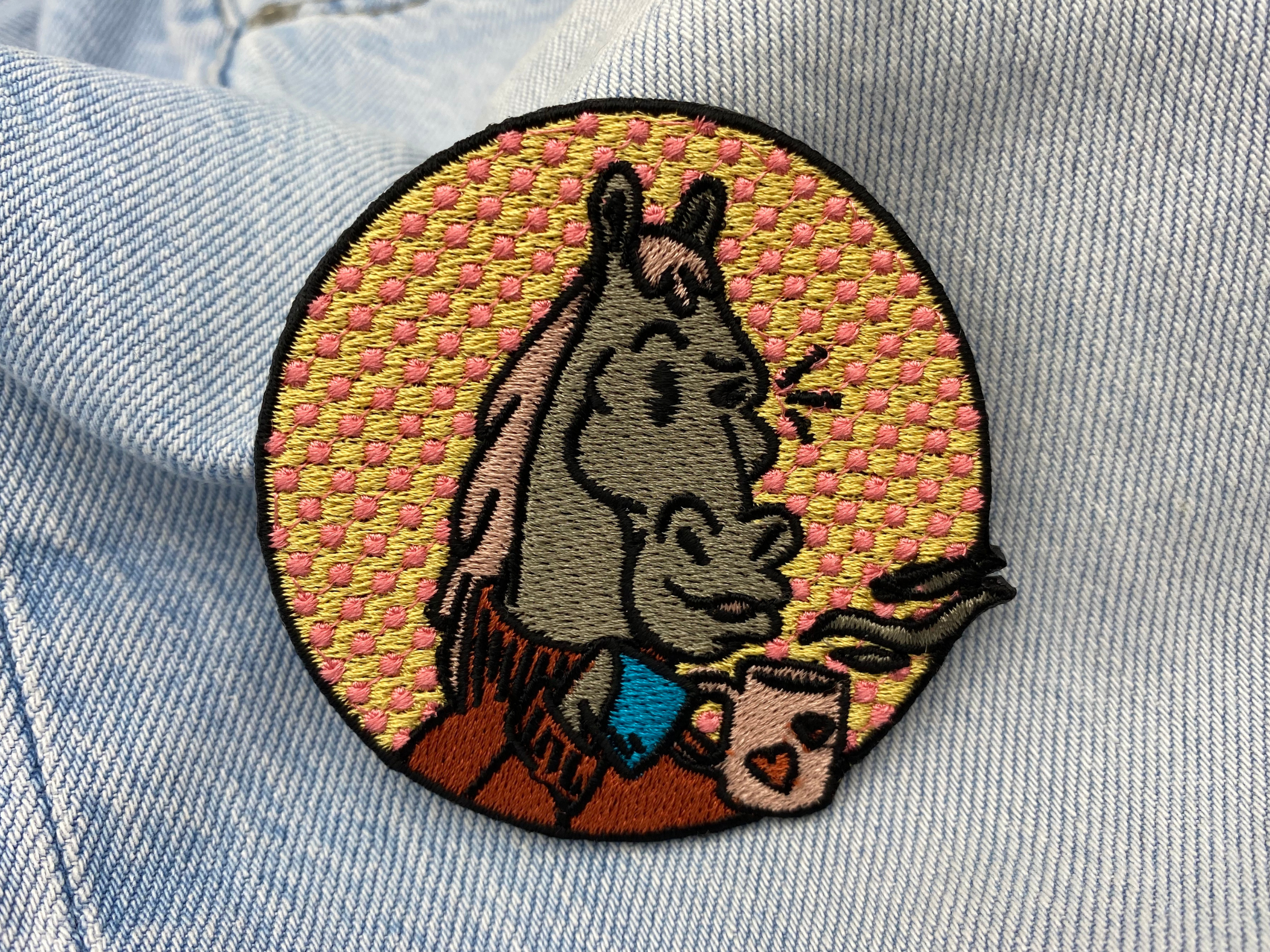 Pferd trinkt Kaffee Patch auf blauer Jeans