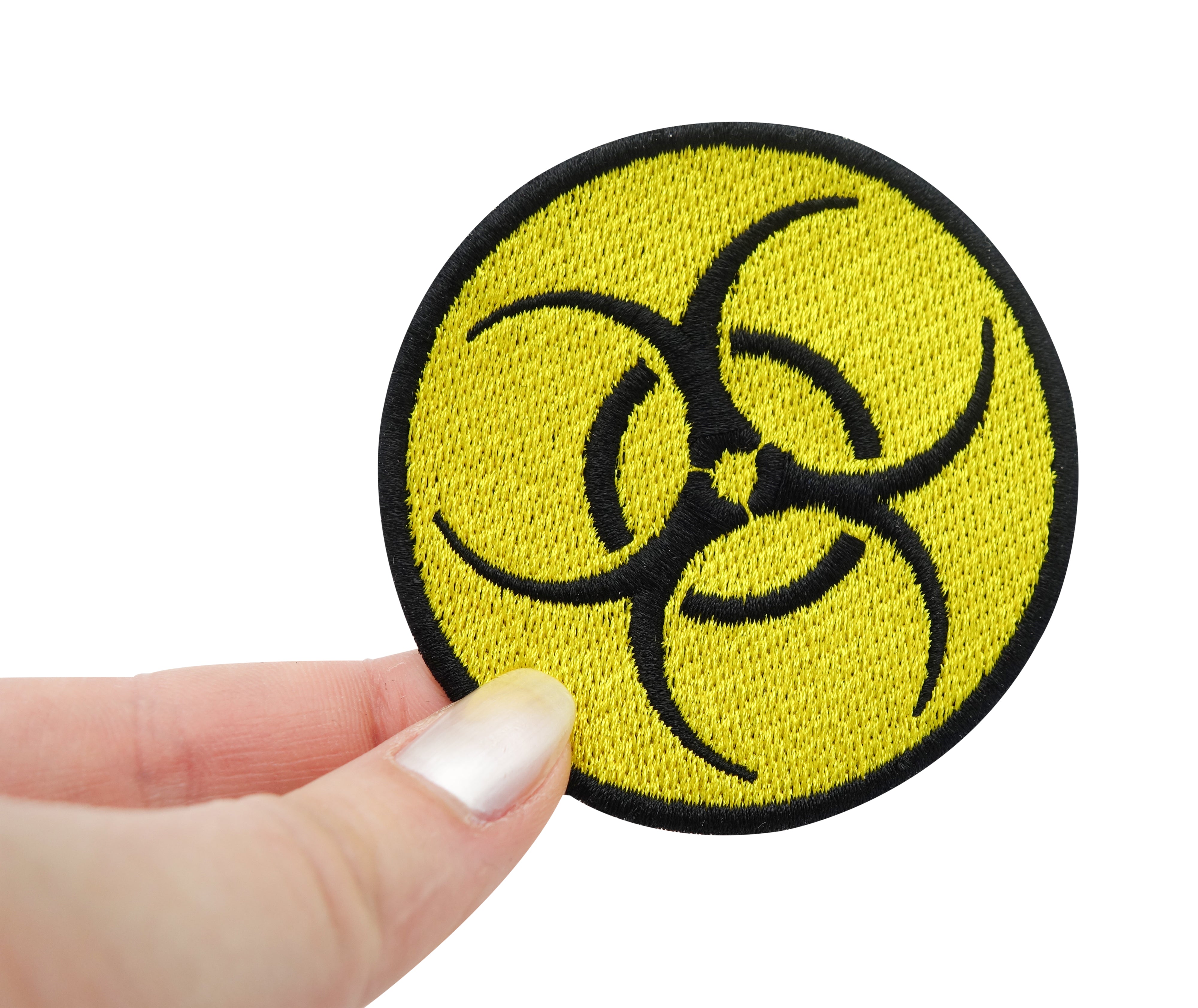 Frauenhand hält den Biohazard Atom Patch