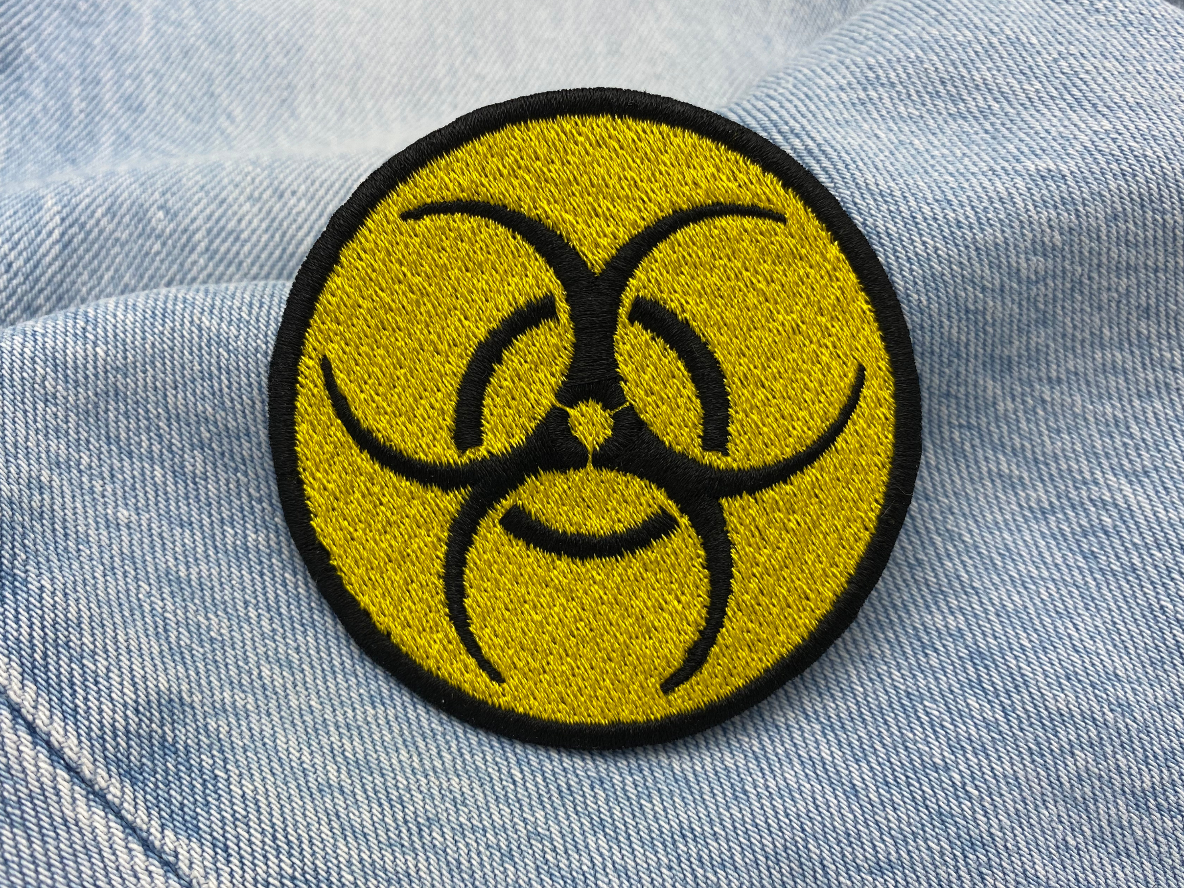 Biohazard Atom Patch auf blauer Jeans